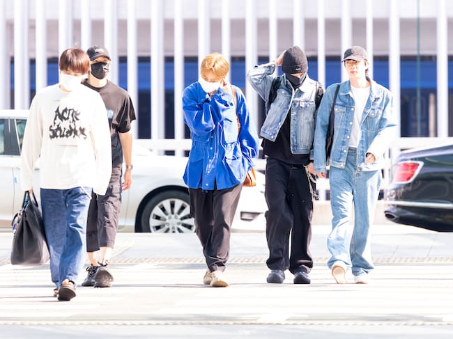 BTS, en el aeropuerto de camino a Madrid, en 2026.