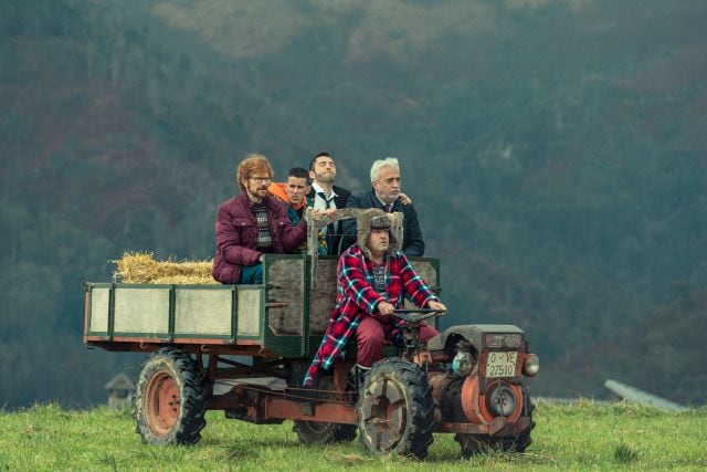 Con solo un tractor, los protagonistas tratan de alcanzar el tren que lleva a los niños.