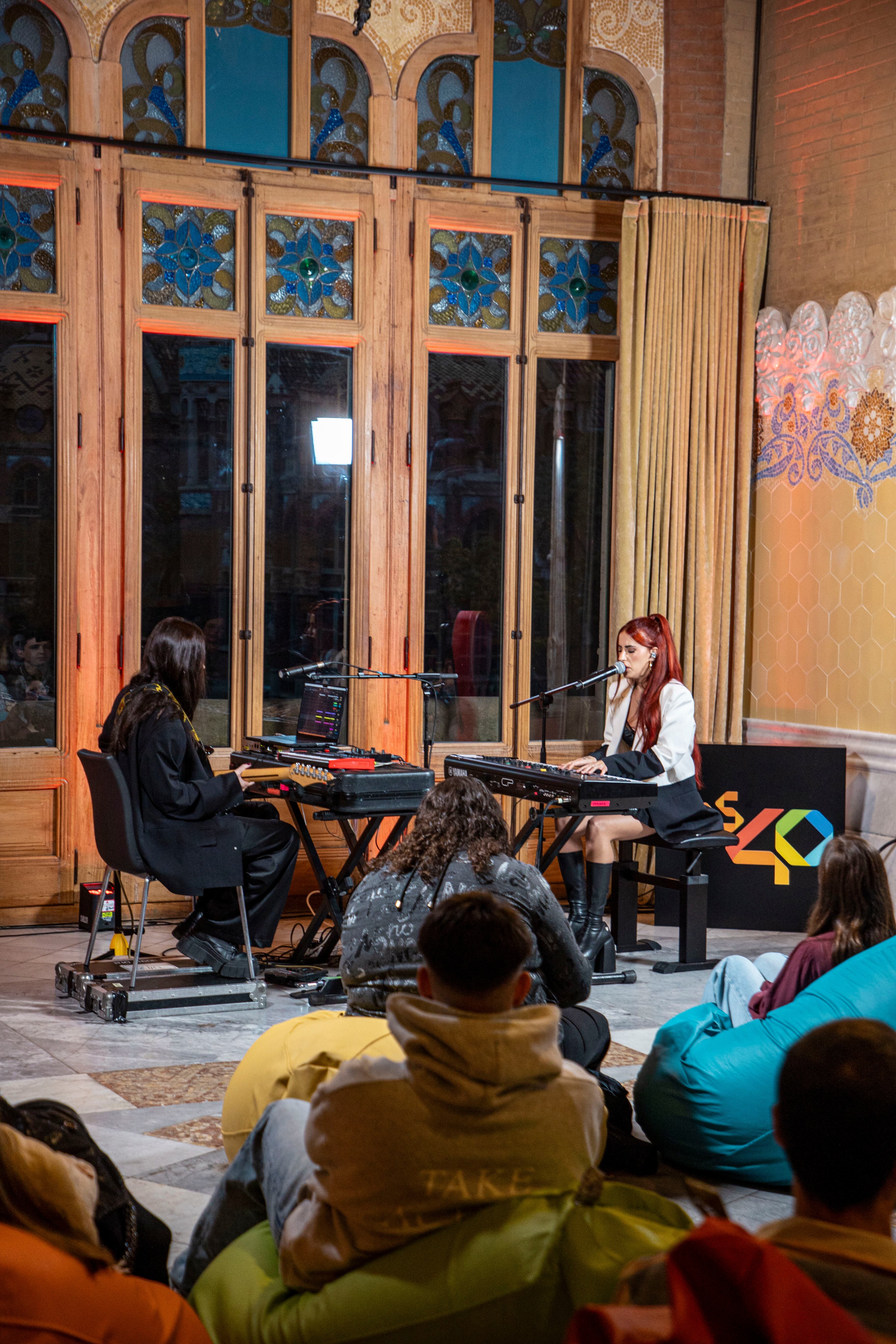 La intérprete empezó este concierto íntimo con la canción Volver a nacer, uno de los temas de su disco de debut, Noctalgia, publicado a mediados de año.