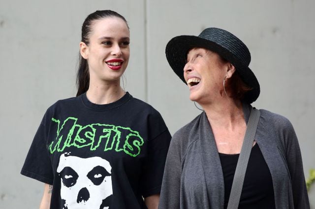 María Forqué, junto a su madre, Verónica Forqué, fotografiadas en Madrid en 2018.