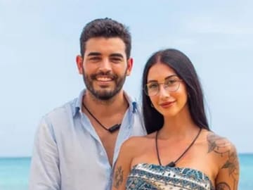 Adrián reacciona a las imágenes del acercamiento de Naomi y Napoli en ‘La isla de las tentaciones’ ©copyright los40.com