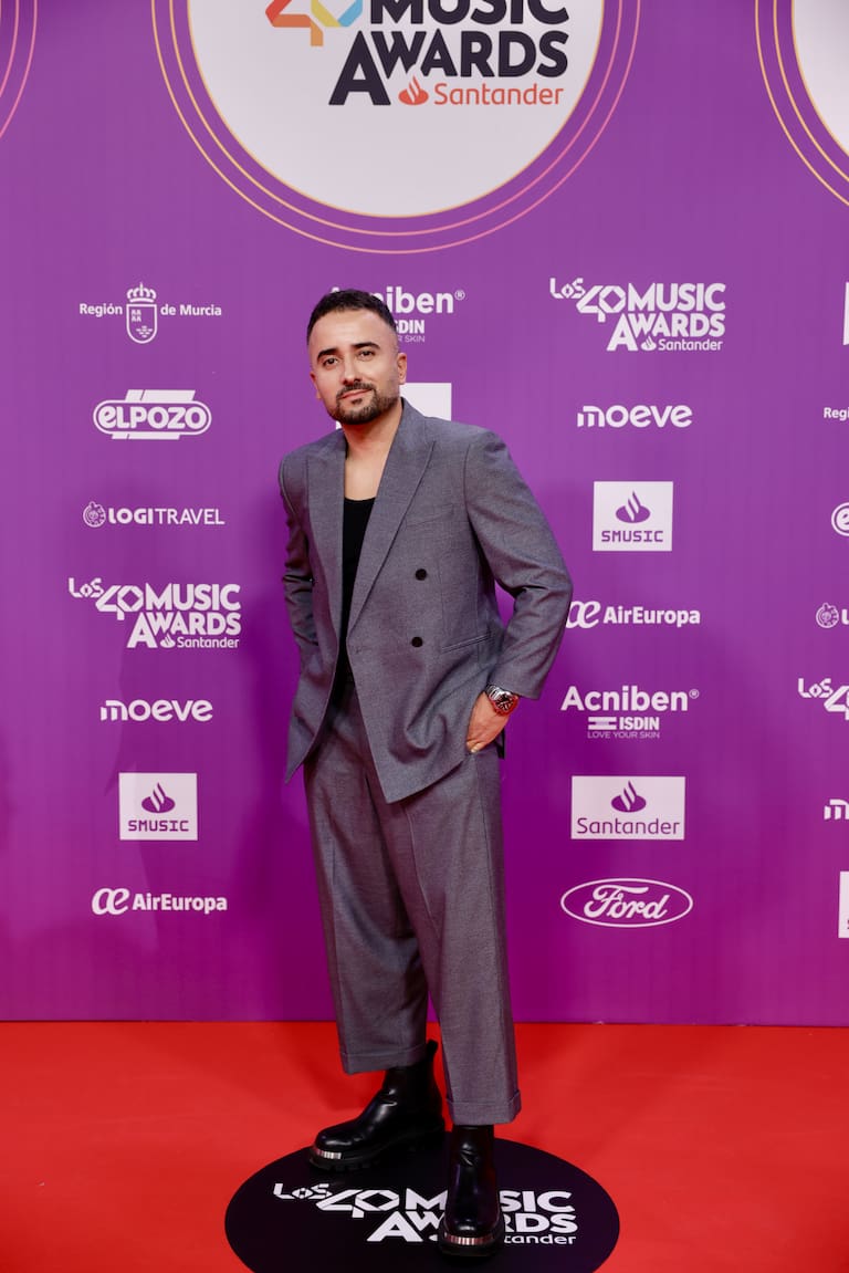 Dani Álvarez, locutor de LOS40, con un traje gris en la alfombra roja de LOS40 Music Awards Santander 2025.