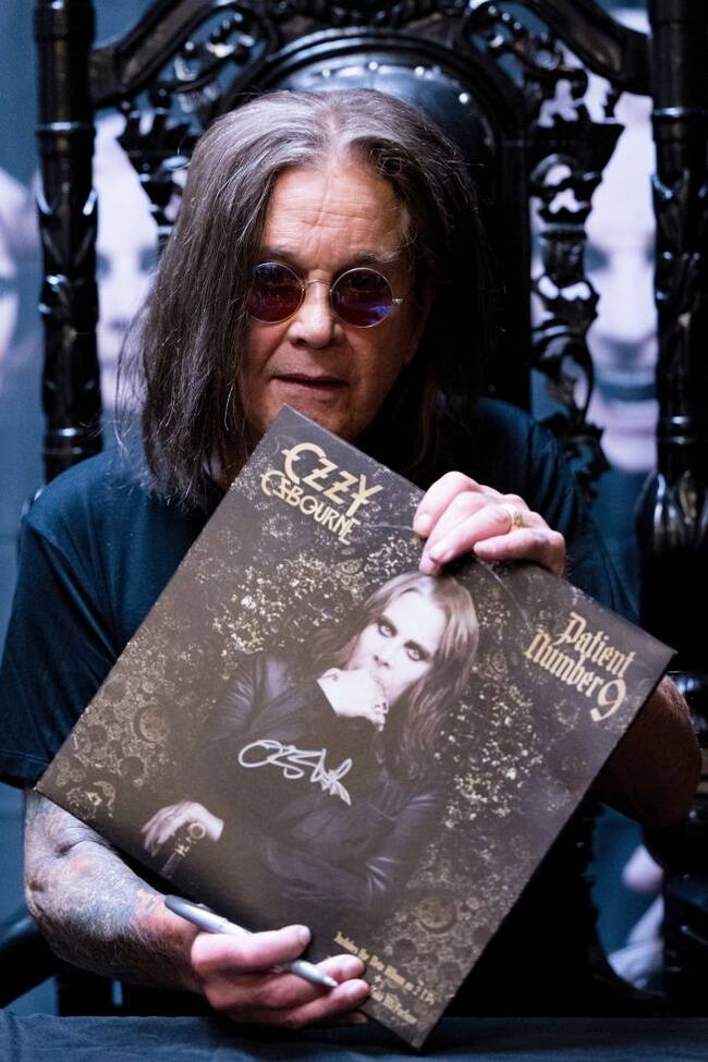 Ozzy Osbourne con su álbum 'Patient Number 9'.