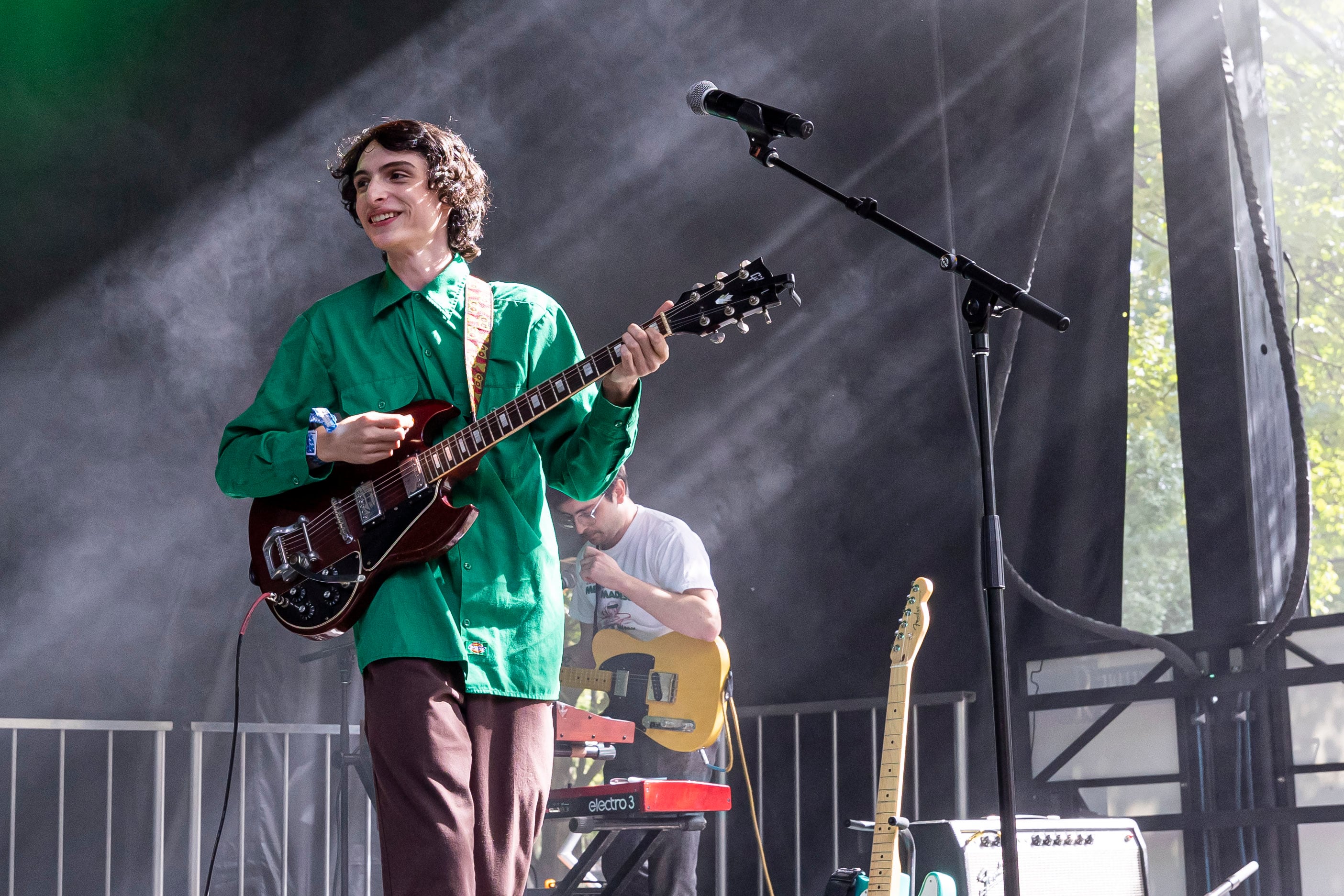Finn Wolfhard actúa con su banda The Aubreys en el festival Shaky Knees.