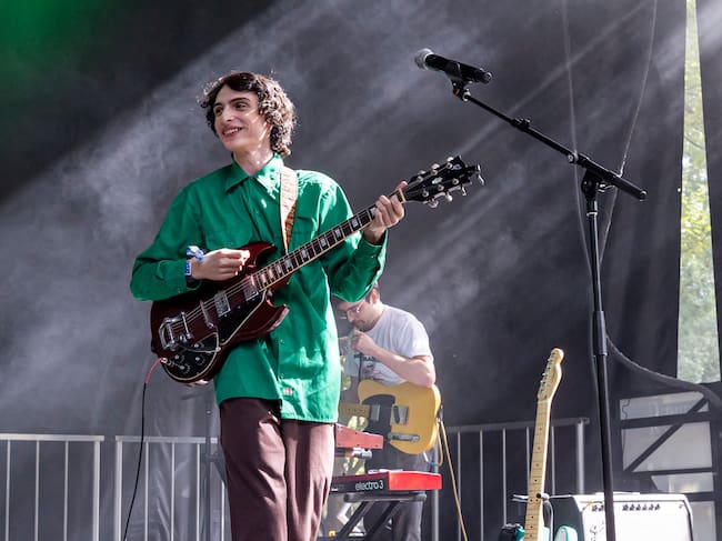 Finn Wolfhard actúa con su banda The Aubreys en el festival Shaky Knees.