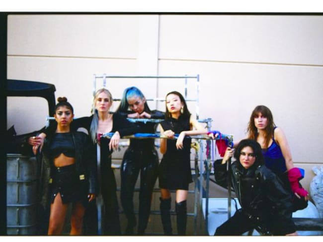 María junto a las chicas que protagonizan su vídeo 'Castigo'