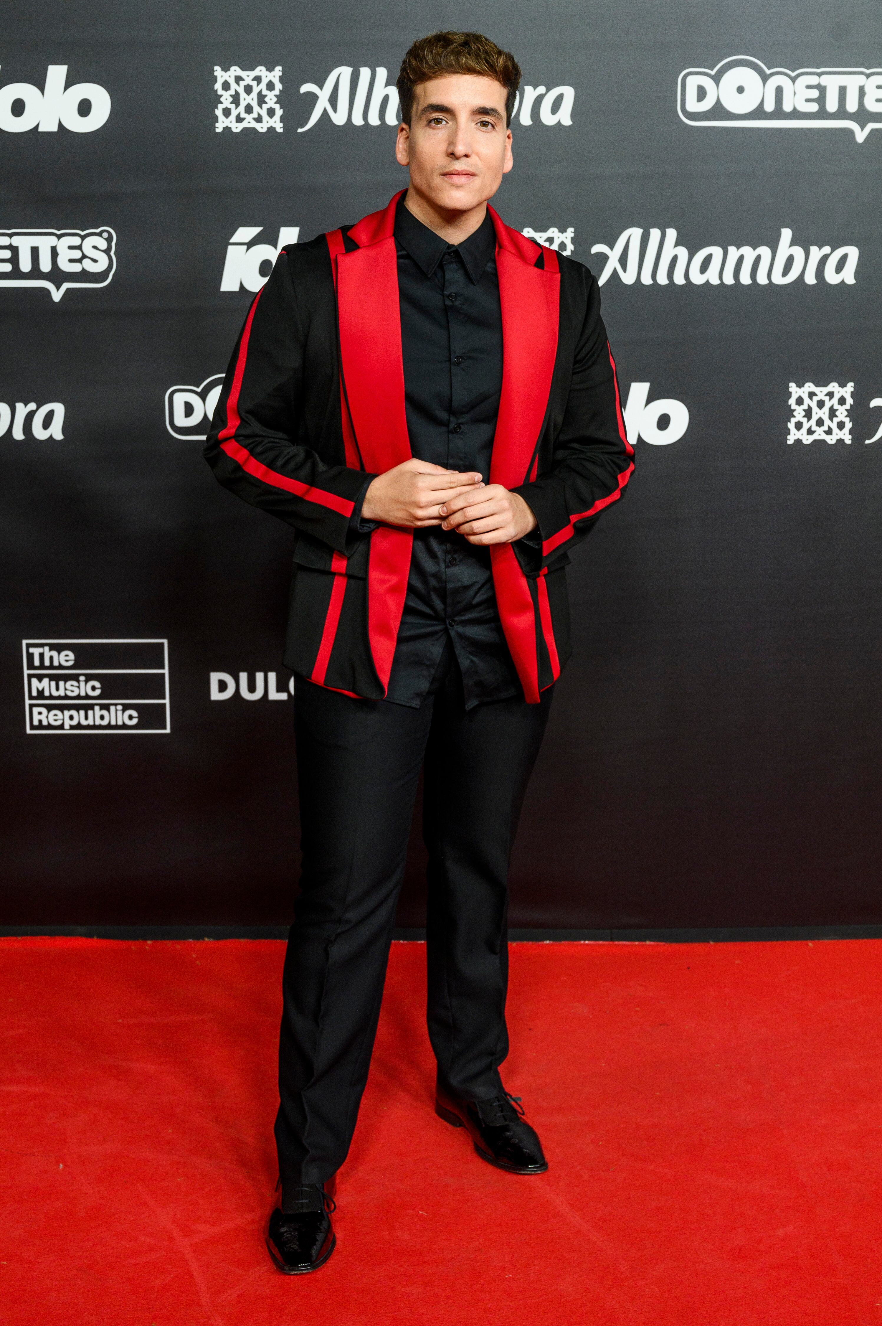 Seguimos en el universo OT 2023 porque Xuso Jones ha sido uno más del equipo en los programas satélites de la gala principal. Apostó por dos de los colores predominantes de la noche: el negro y el rojo.