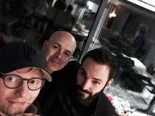 Steve Mac con Ed Sheeran (izda.) y el cantautor irlandés Johnny McDaid.