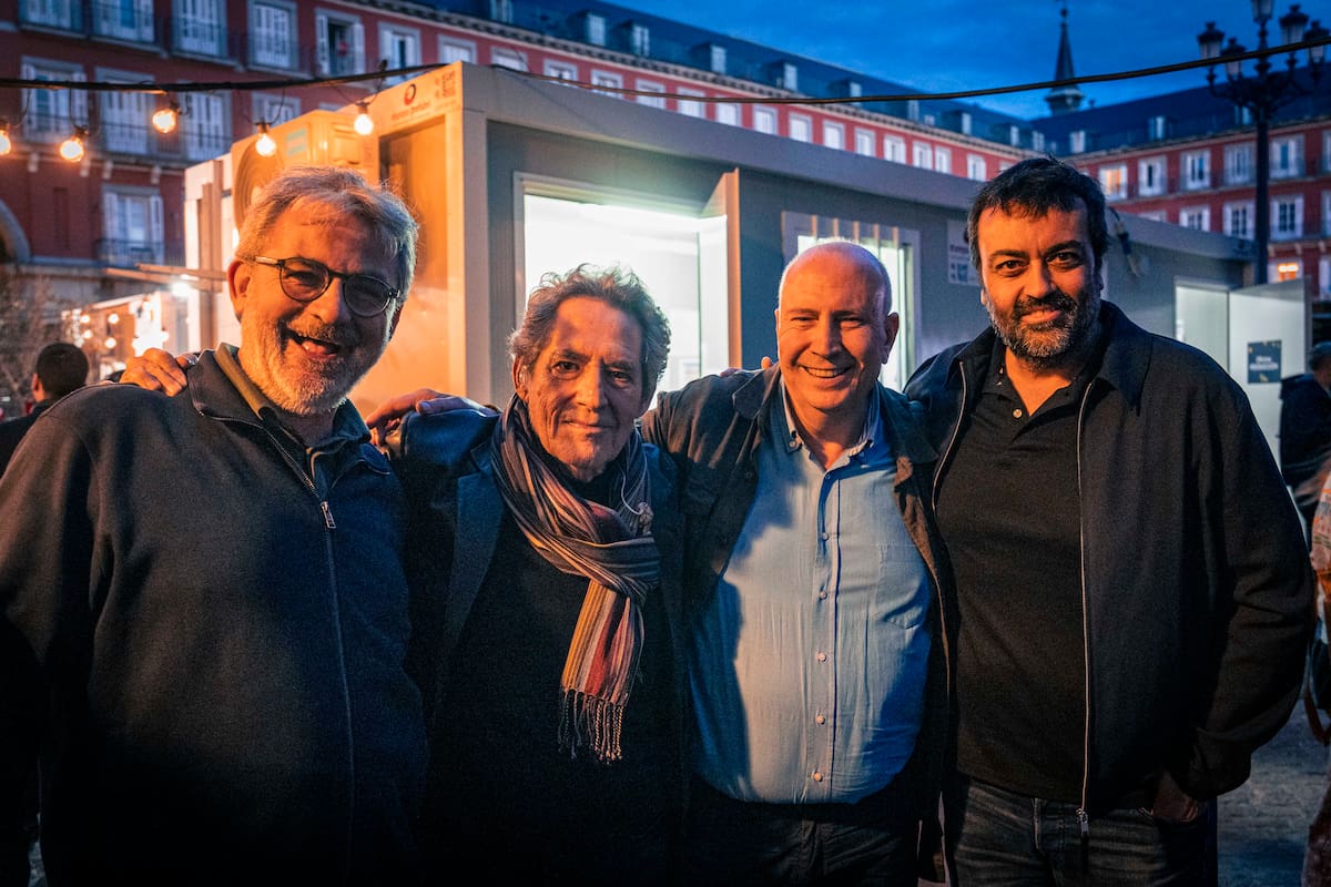Así de contentos posaron Jaume Serra, Director General de Radio y Negocio Audiovisual de PRISA Media para España, y Toni Sánchez, director de LOS40, con Miguel Ríos.