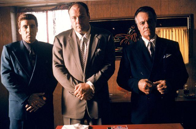 Steven Van Zandt (Silvio Dante), James Gandolfini (Tony Soprano) y Tony Sirico (Paulie Walnuts) en la temporada 3 de Los Soprano