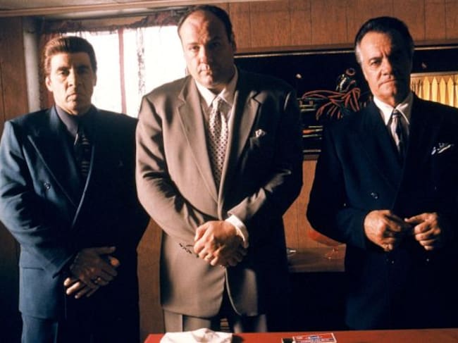 Steven Van Zandt (Silvio Dante), James Gandolfini (Tony Soprano) y Tony Sirico (Paulie Walnuts) en la temporada 3 de Los Soprano