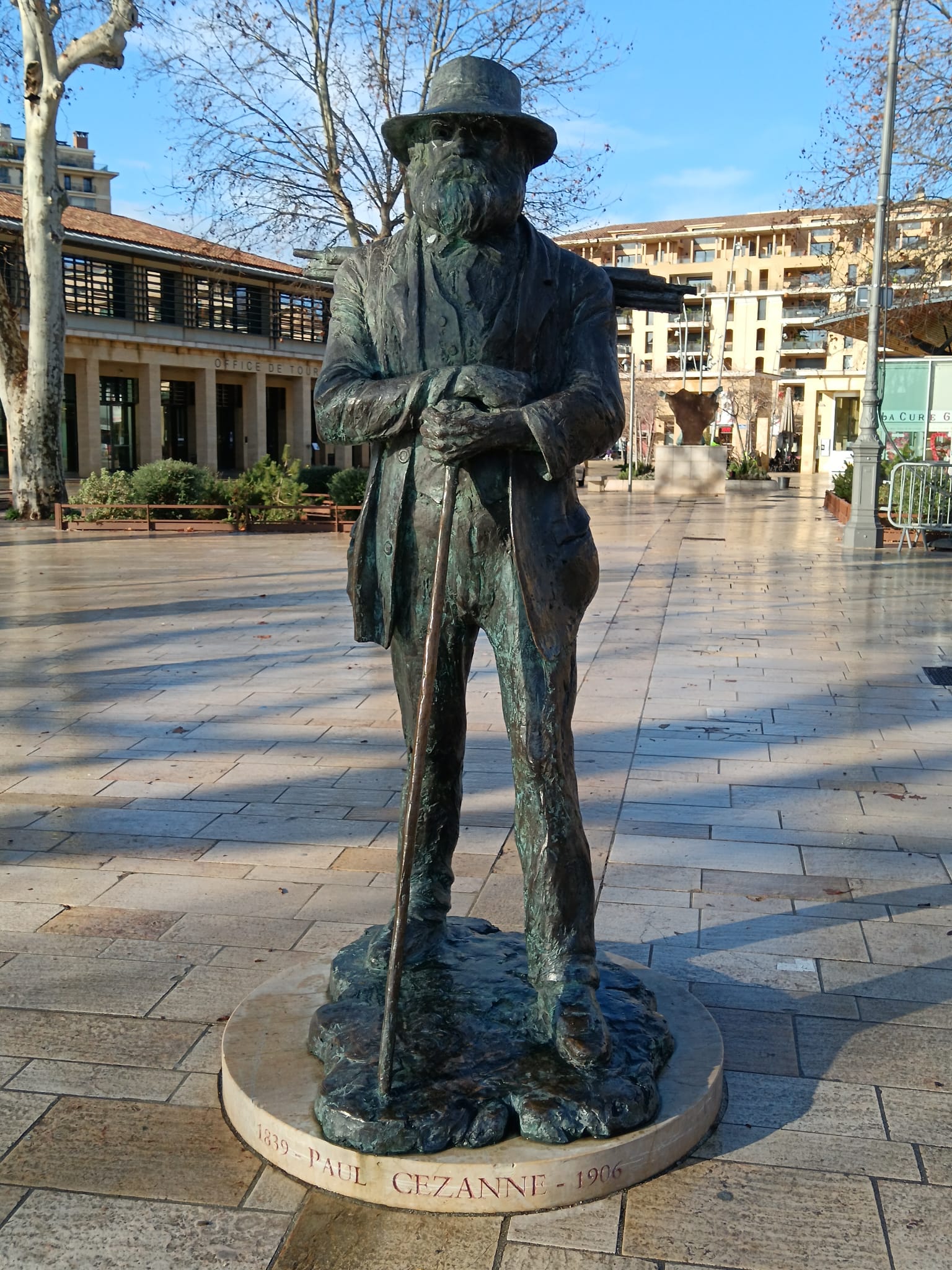 Estatua de Paul Cèzanne en Aix-En-Provence, ciudad donde nació, pintó y murió el pintor más célebre de la ciudad.