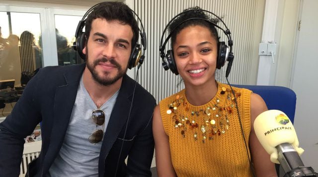 Mario Casas y Berta Vázquez en los estudios de Los40 para promocionar la película &#039;Palmeras en la nieve&#039;