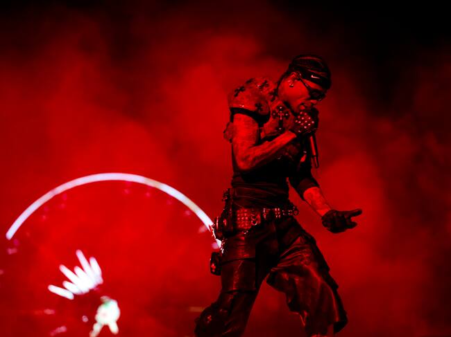 El concierto de Travis Scott ha sido todo un espectáculo y no solo encima del escenario. Abajo hemos podido ver a Justin Bieber subiendo a hombros a Stormi, la hija del rapero con Kylie Jenner, para que pudiera ver bien a su padre.