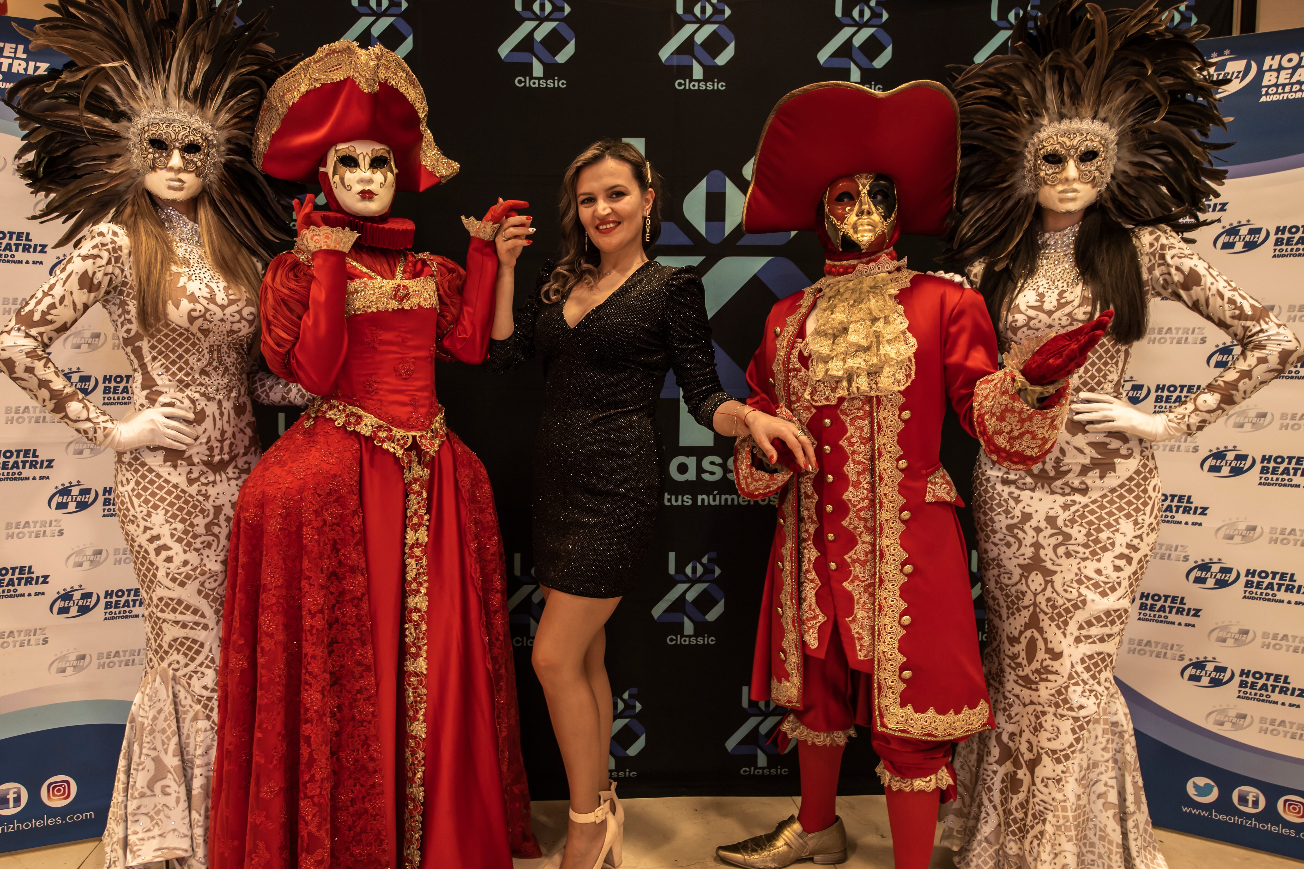 Máscaras y photocall en la Clásica fiesta ochentera.