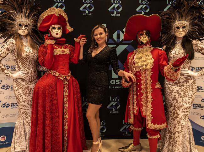 Máscaras y photocall en la Clásica fiesta ochentera.