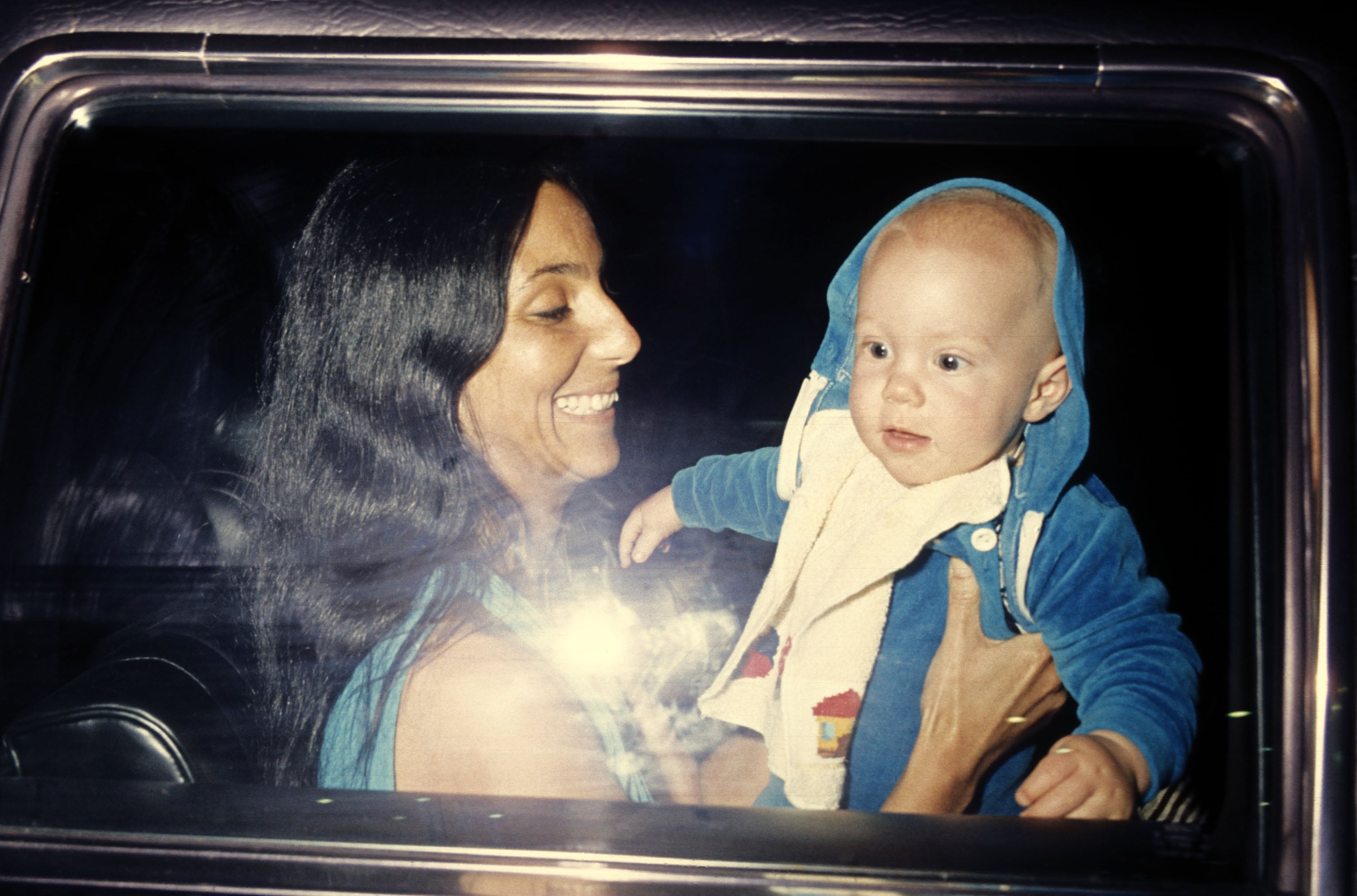 Cher junto a su hijo pequeño Elijah Blue Allman, en 1977.