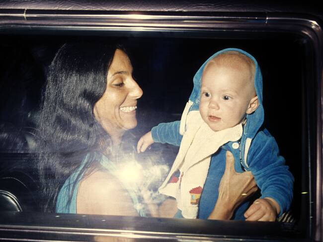 Cher junto a su hijo pequeño Elijah Blue Allman, en 1977.