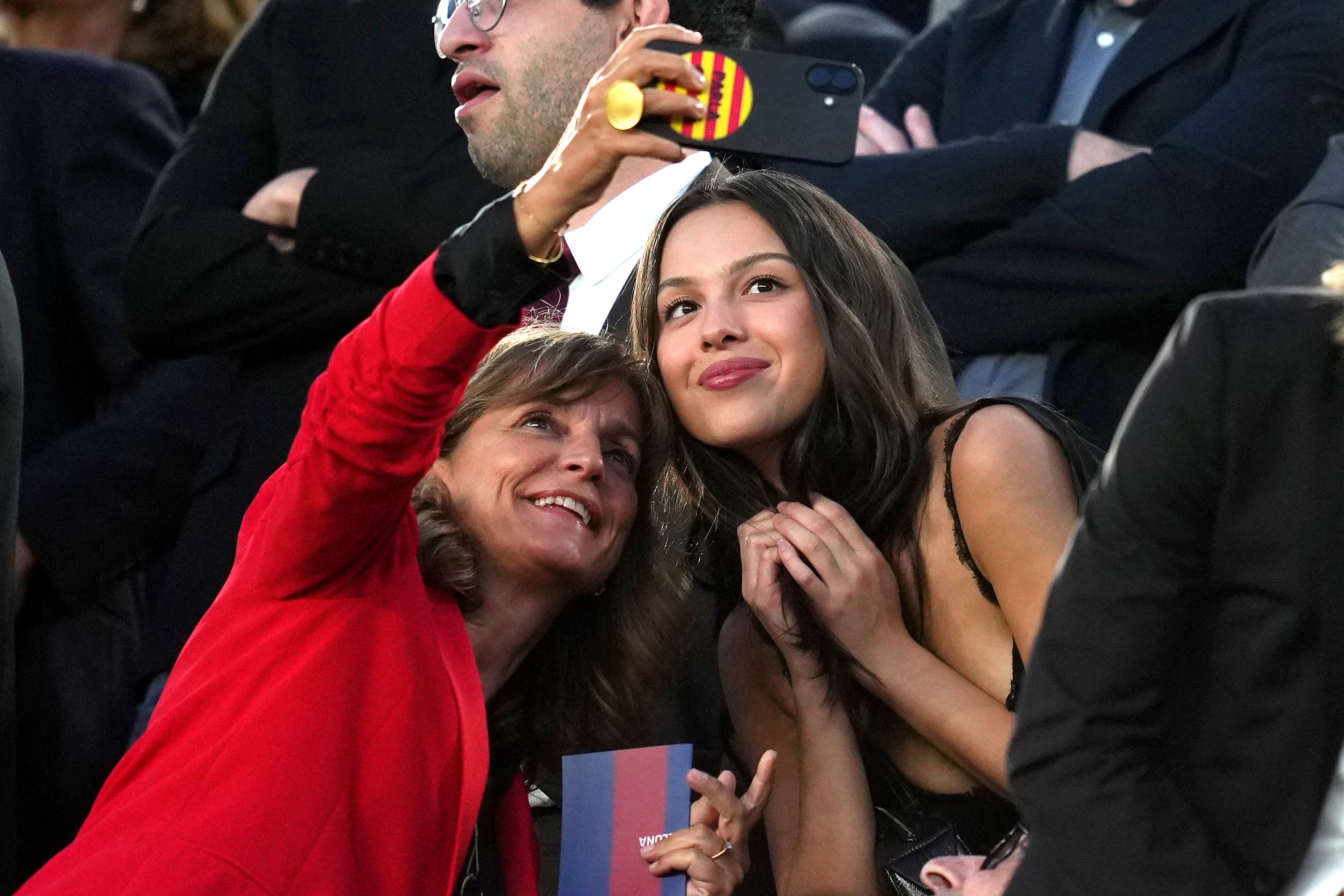 ES - Olivia Rodrigo tomándose una foto con una fan en el palco VIP del Spotify Camp Nou en Barcelona el 11 de mayo - Getty Images