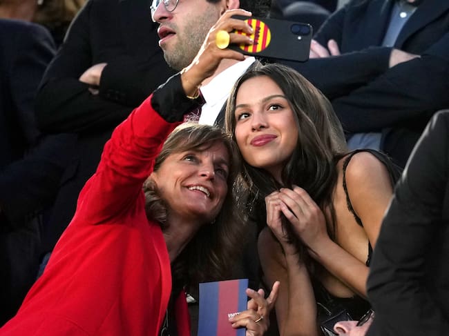ES - Olivia Rodrigo tomándose una foto con una fan en el palco VIP del Spotify Camp Nou en Barcelona el 11 de mayo - Getty Images