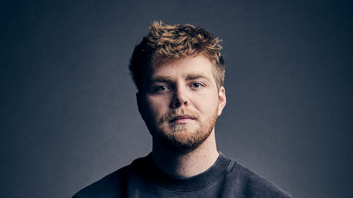 Alex Warren, en modo imparable: nuevas canciones y un himno al enamoramiento para 2026