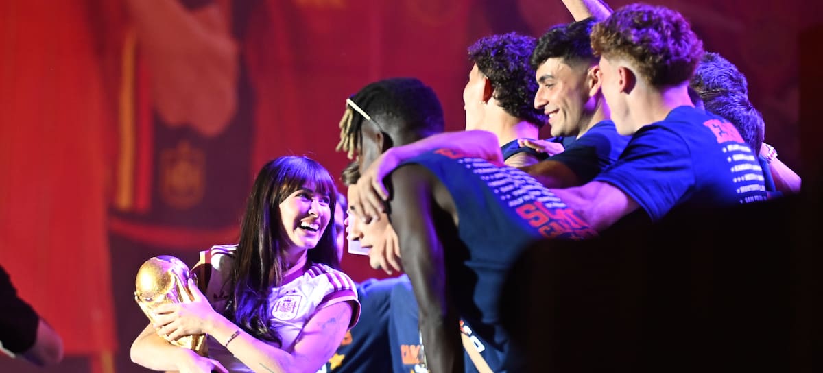 Aitana celebra la victoria de España en el Mundial de Fútbol 2026 con los jugadores de la selección
