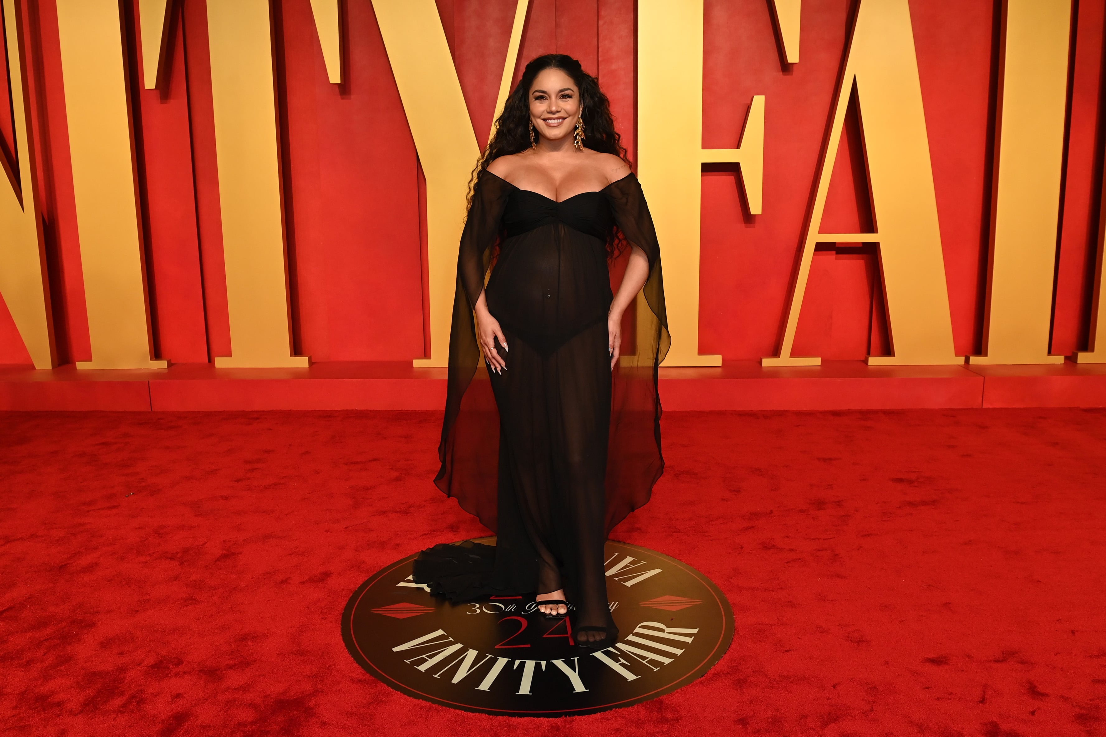 Vanessa Hudgens en la alfombra roja de la after party de Vanity Fair tras los Oscar.