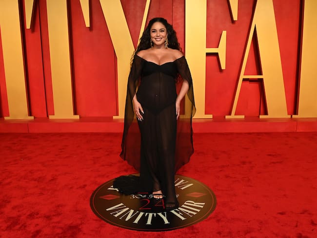 Vanessa Hudgens en la alfombra roja de la after party de Vanity Fair tras los Oscar.