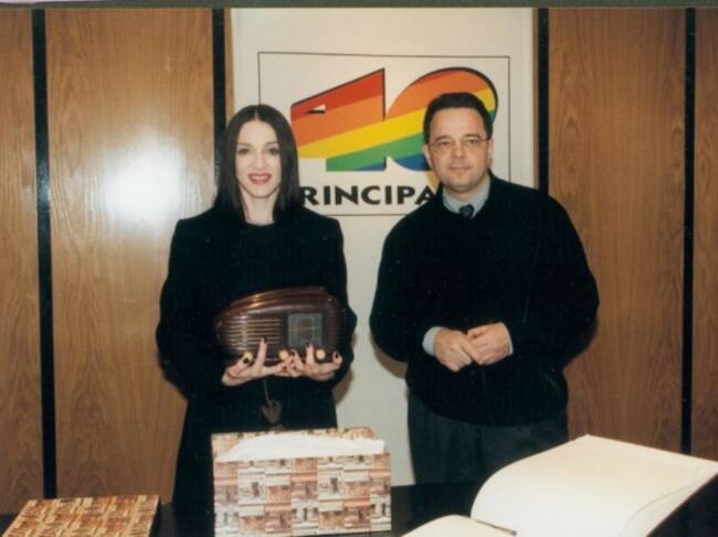Madonna, cuando visitó LOS40 en 1998. Junto a ella, Luis Merino, el entonces Director de Cadenas Musicales.