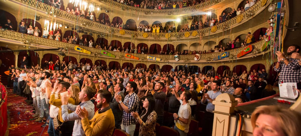 Espectadores del COAC 2019 en el Gran Teatro Falla de Cádiz.