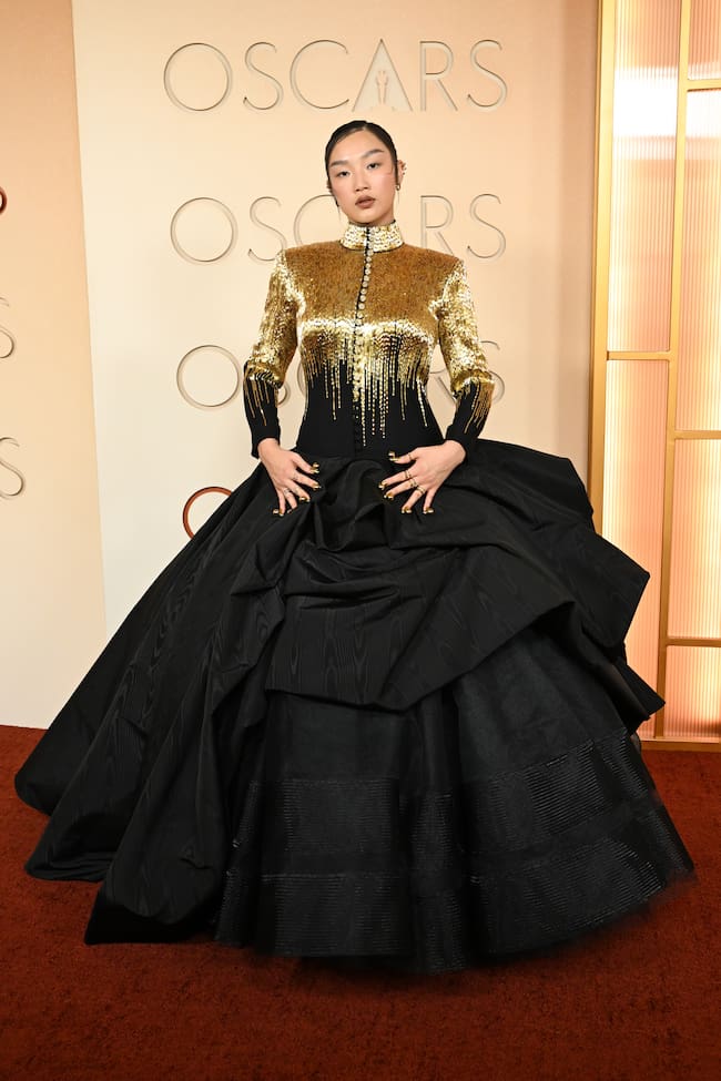 Las chicas de Huntrix llegaban en calidad de nominadas en categoría musical y posaban por separado. Audrey Nuna ocupaba un buen espacio con su vestido de Thom Browne con arquitectónica falda negra que tomaba el color de su cuerpo dorada con detalles brillantes.