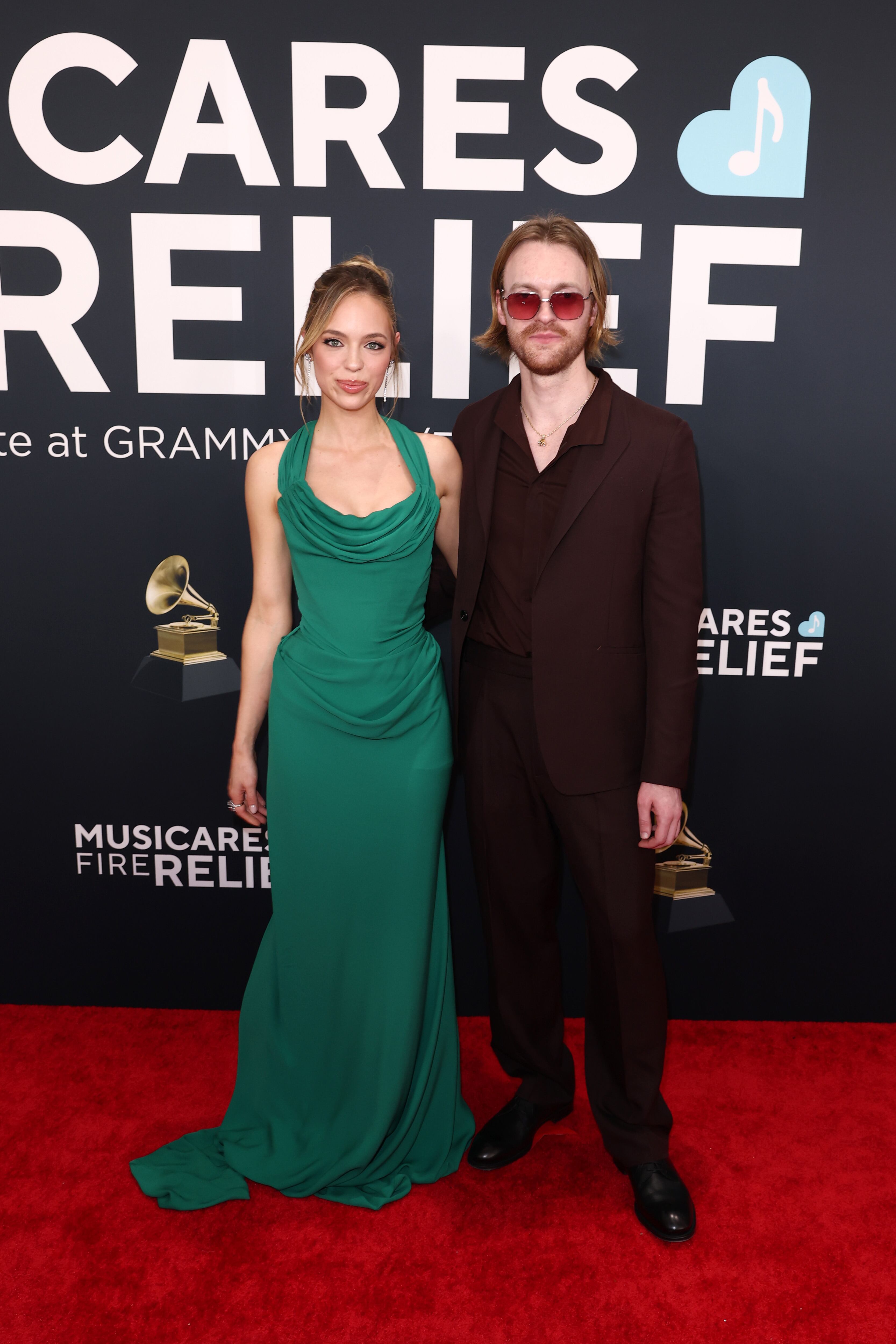 El hermano de Billie Eillish tiene que hacer varios posados cada vez que va a este tipo de eventos. Pasa por la alfombra con su hermana, Billie Eilish, él solo y también con su chica, Claudia Sulewski que es una más de la familia.