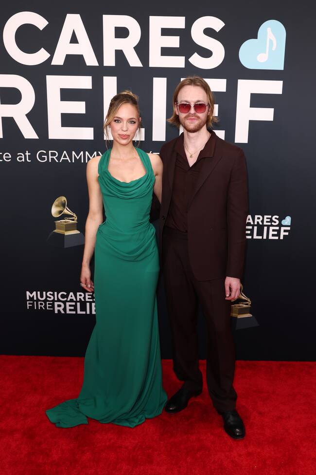 El hermano de Billie Eillish tiene que hacer varios posados cada vez que va a este tipo de eventos. Pasa por la alfombra con su hermana, Billie Eilish, él solo y también con su chica, Claudia Sulewski que es una más de la familia.