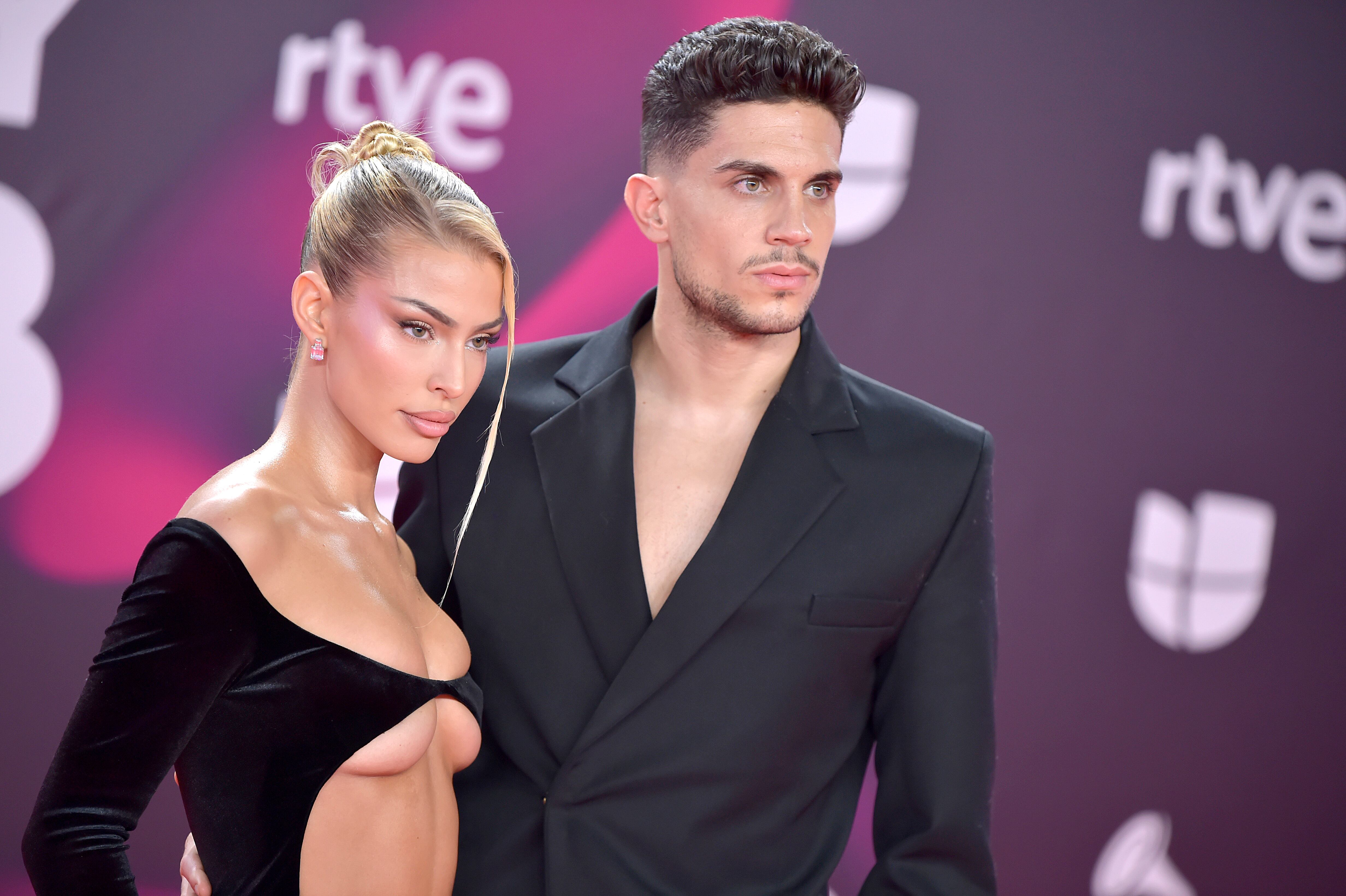 Jessica Goicoechea y Marc Bartra fueron una de las parejas más fotografiadas. Centímetros y centímetros de piel jugando con formas y cortes clásicos en vestidos de fiesta. Espectaculares los dos.