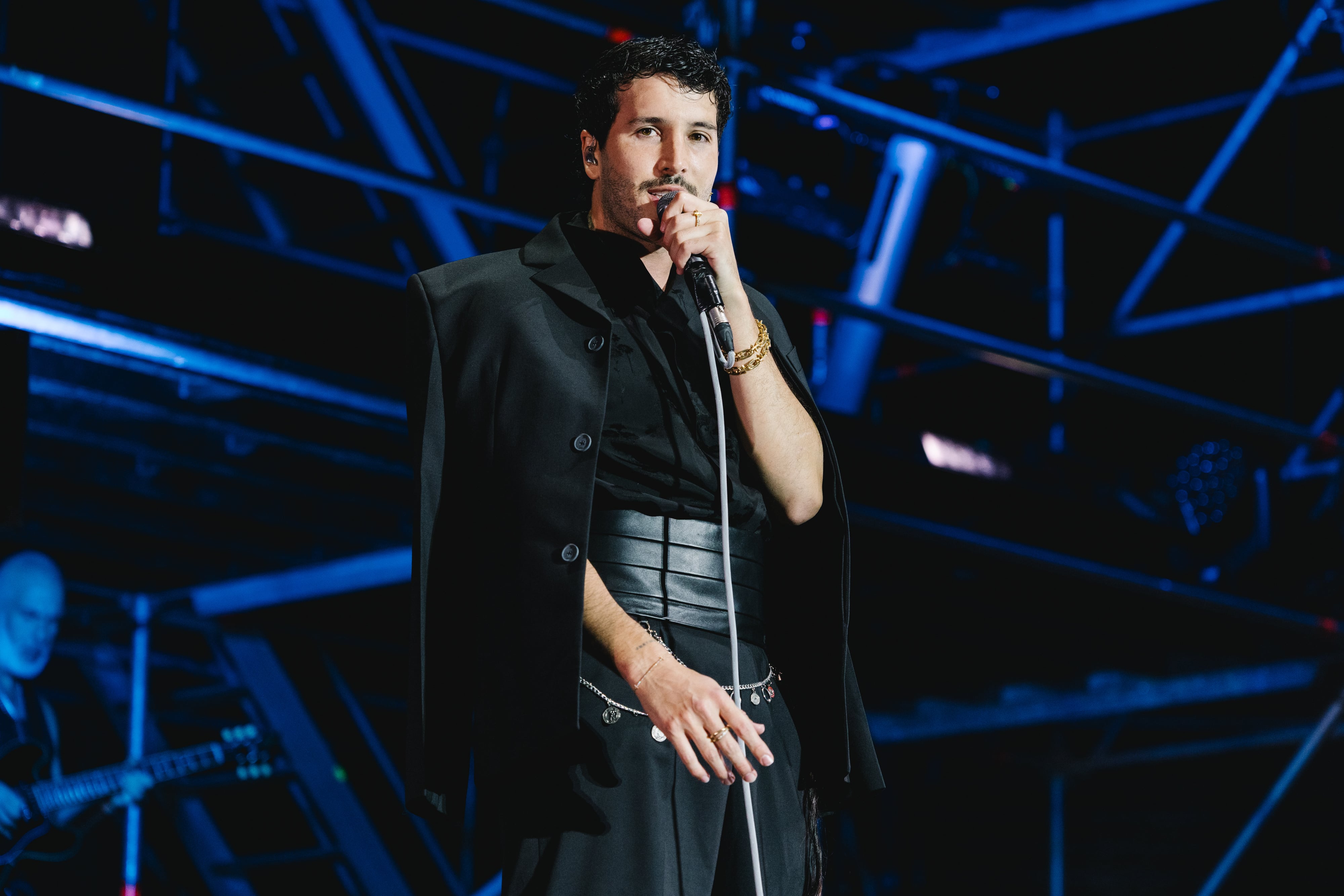 Sebastián Yatra durante su concierto en el Movistar Arena de su &#039;Entre tanta gente tour&#039;. / Arturo de Lucas