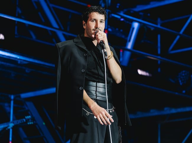 Sebastián Yatra durante su concierto en el Movistar Arena de su 'Entre tanta gente tour'. / Arturo de Lucas