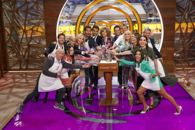 Todos los concursantes de &#039;Masterchef Celebrity 7&#039; posan con sus delantes blancos.