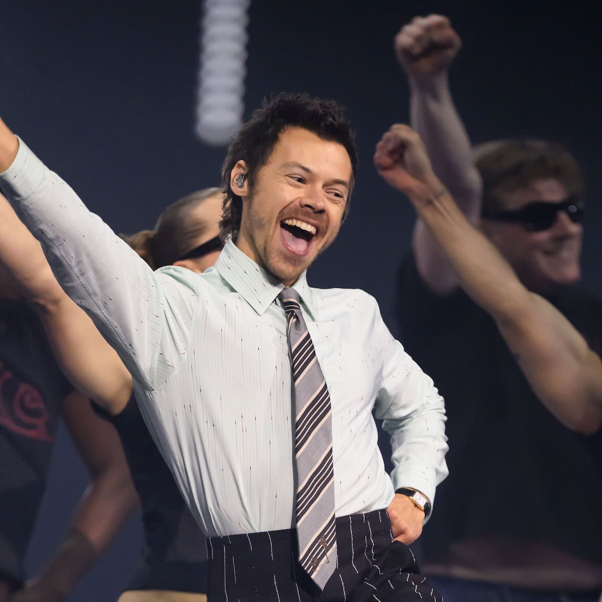 Harry Styles colapsa sobre el escenario y se desploma en el suelo para gran susto de sus seguidores