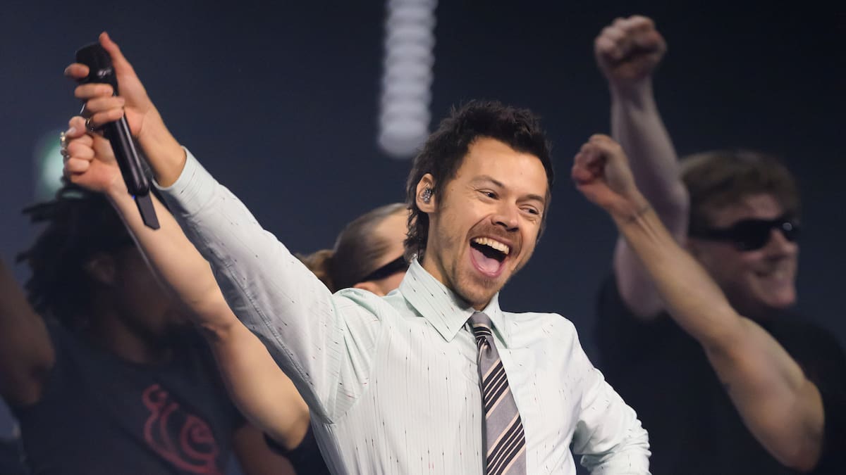 Harry Styles colapsa sobre el escenario y se desploma en el suelo para gran susto de sus seguidores