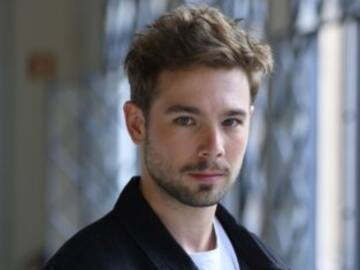 ‘Merlí. Sapere Aude’: primera foto de Pol Rubio y el carpintero (con dedo en la boca incluido)