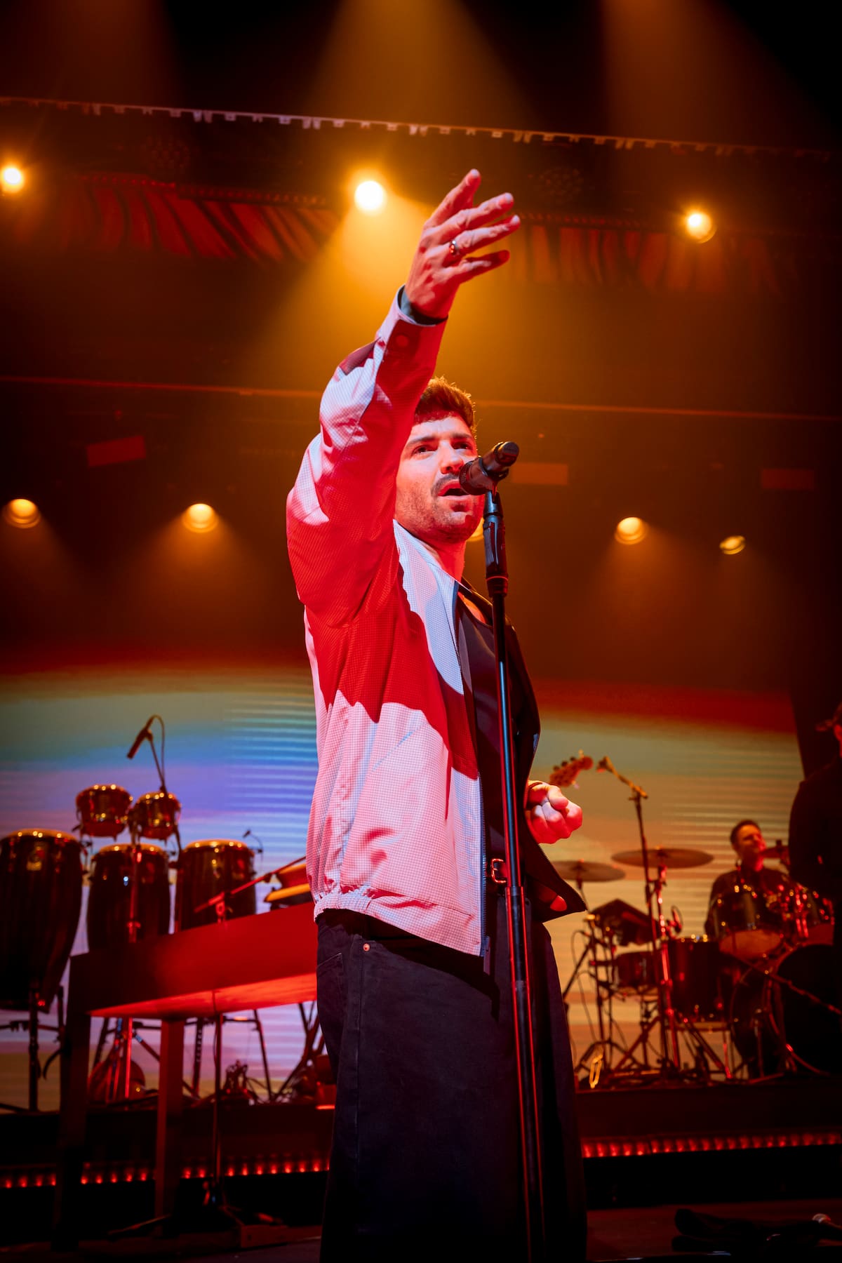 Pablo Alborán, durante su concierto LOS40 Básico en el Teatro Eslava de Madrid. Tabú llena el teatro con una intensidad que se puede tocar. Voz y verdad: no hace falta nada más.