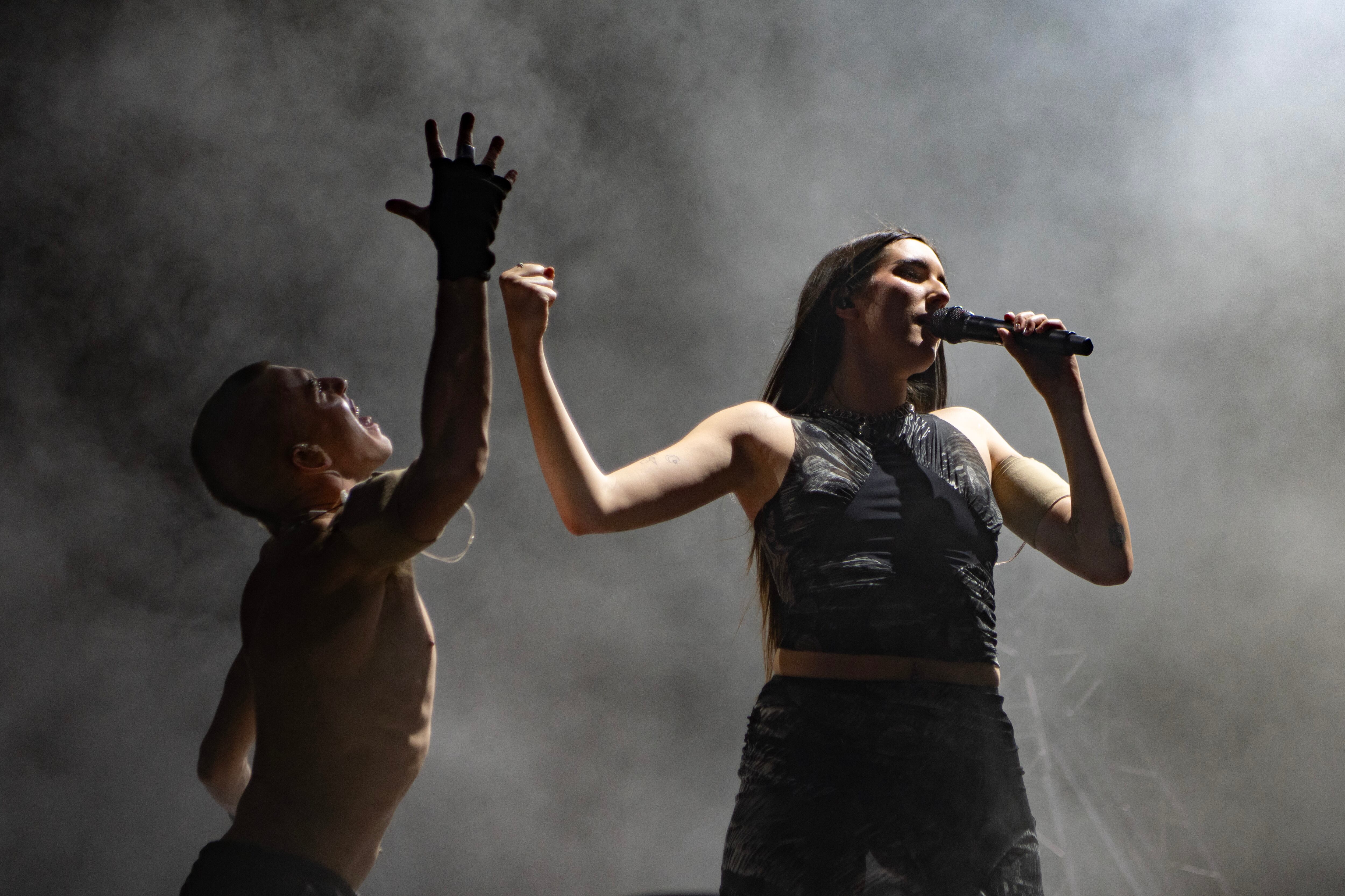 Judeline emociona con una actuación mística, íntima y transgresora en el Tomavistas de Madrid.