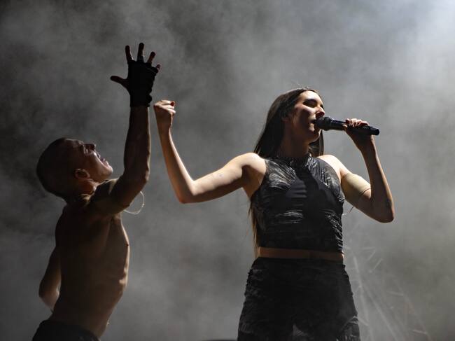 Judeline emociona con una actuación mística, íntima y transgresora en el Tomavistas de Madrid.