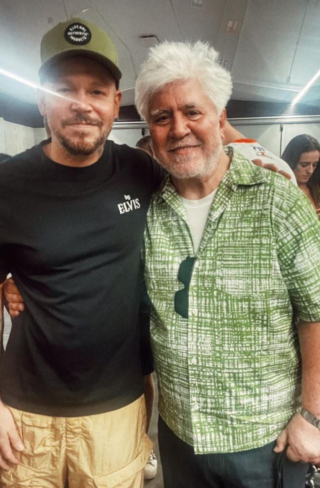 Residente junto a Pedro Almodóvar