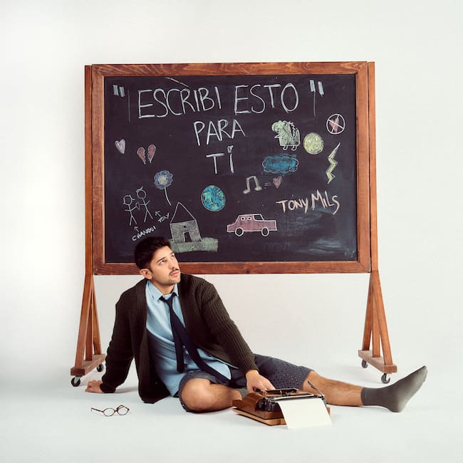 Tony Mils en sus imágenes promocionales de 'Escribí esto para ti'