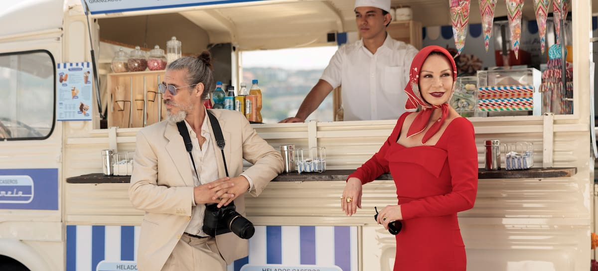Óscar Jaenada y Catherine Zeta-Jones en 'Kill Jackie', la nueva serie de HBO Max.