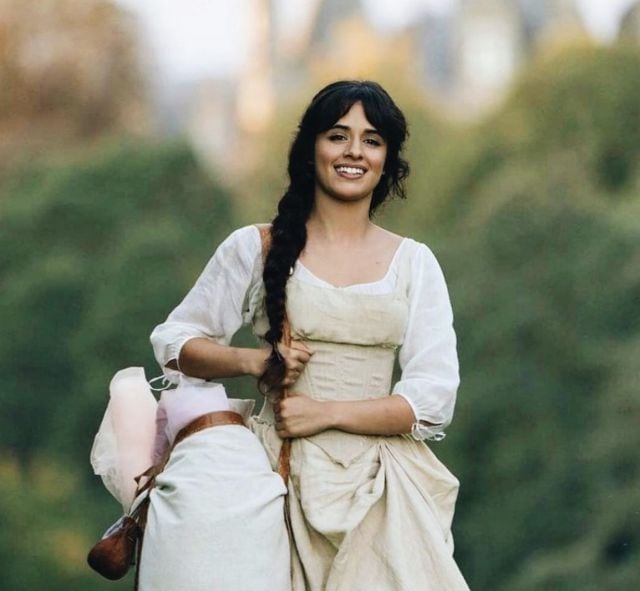 Camila Cabello se desmaya en la premier de La Cenicienta