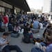 Velas, fiesta en las calles y colas por el Wi-Fi: así se ha vivido el apagón masivo en España