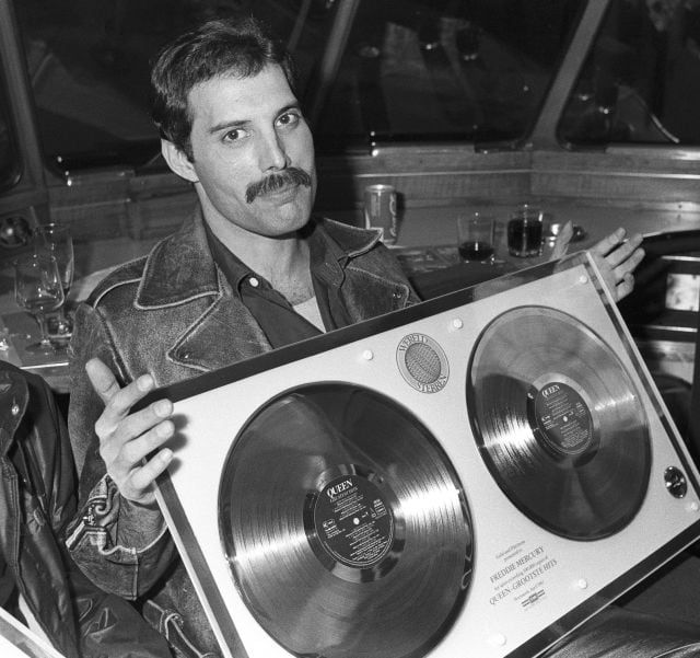 Freddie Mercury, recogiendo sus discos de oro por las ventas de &#039;Greatest Hits&#039; en 1982.