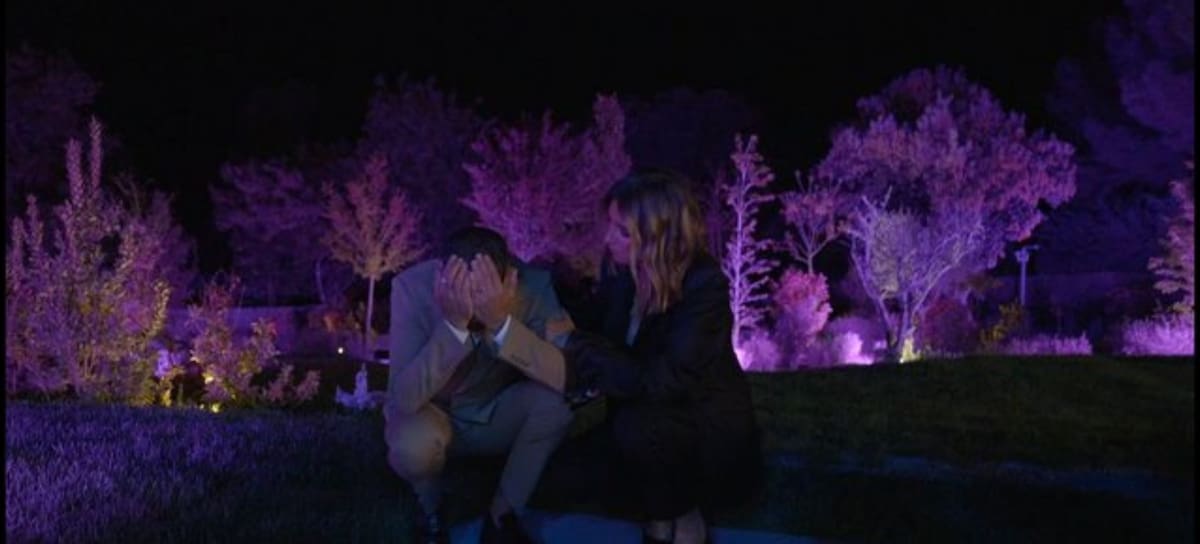 Sandra Barneda consuela a Atamán en el reencuentro, tres meses después, de 'La isla de las tentaciones 10'.